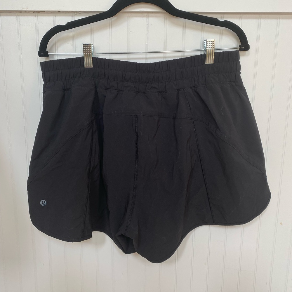 Women’s Lululemon track that mid-rise lines short 5”
